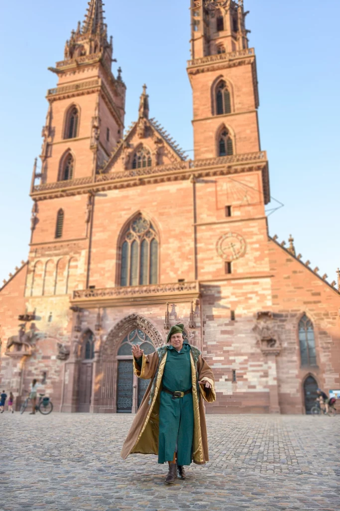 Wigand Neumann in der Rolle des Erasmus von Rotterdam bei einer schauspielerischen Stadtfuehrung in der Altstadt von Basel vor dem Muenster