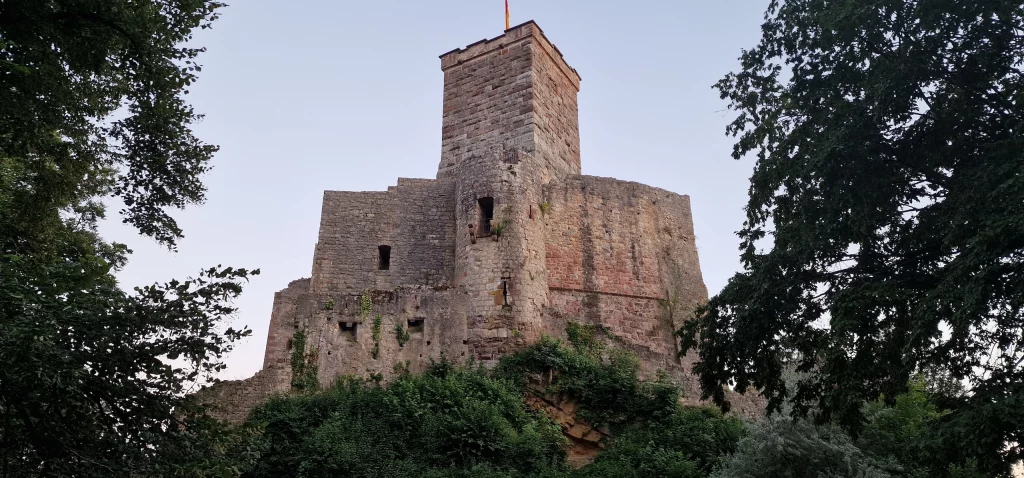 Burg Roetteln Gruselfuehrung von Wigand Neumann in der Rolle als Ritter