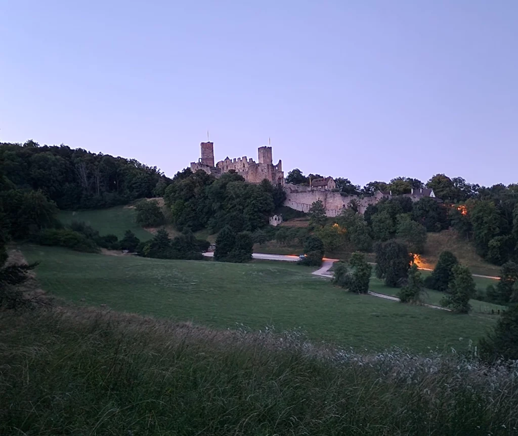 Burg Roetteln von weitem bei Daemmerung Gruselfuehrung von Wigand Neumann in der Rolle als Ritter