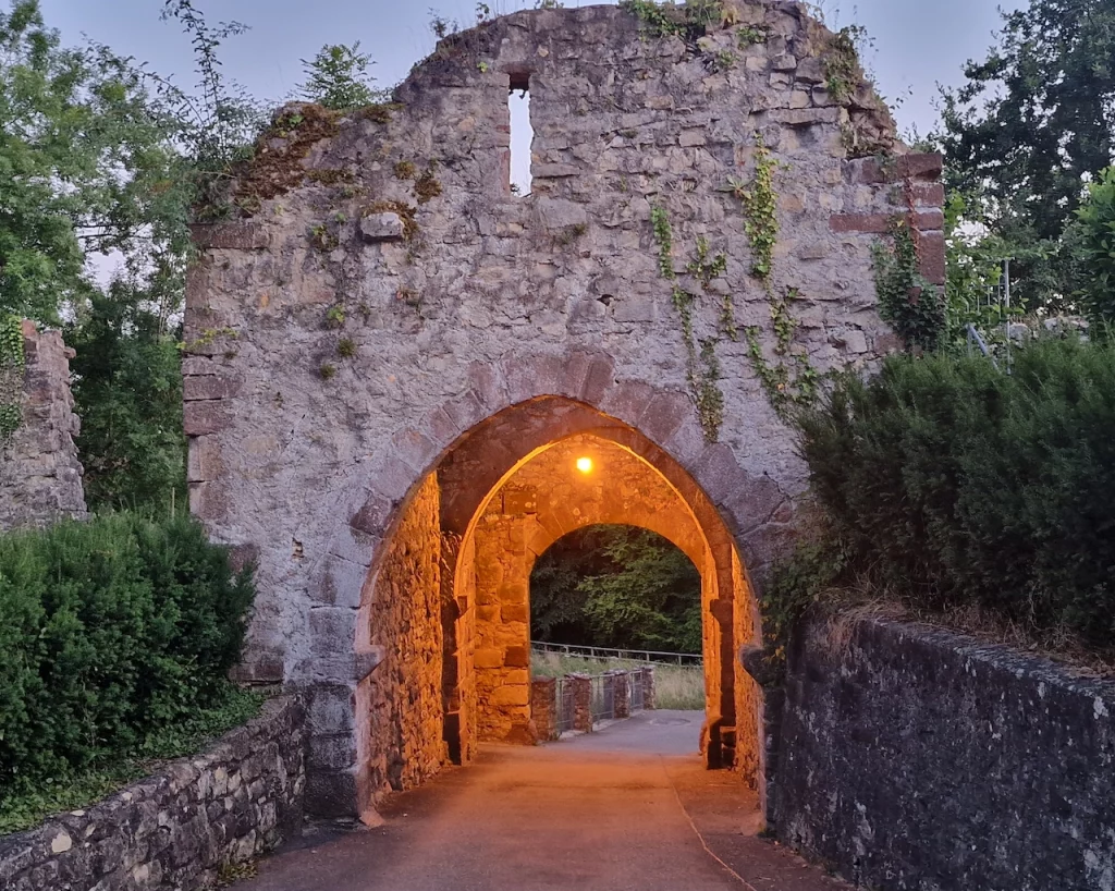 In der Burg Roetteln bei Daemmerung Gruselfuehrung Schauspielfuehrung von Wigand Neumann in der Rolle als Ritter