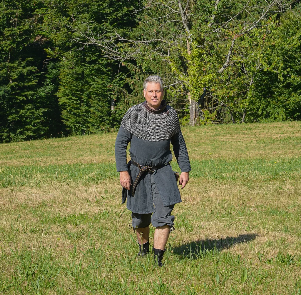 Wigand Neumann in der Rolle des Ritters Markgraf Wilhelm bei einer Schauspielfuehrung auf einer Wiese bei der Sausenburg